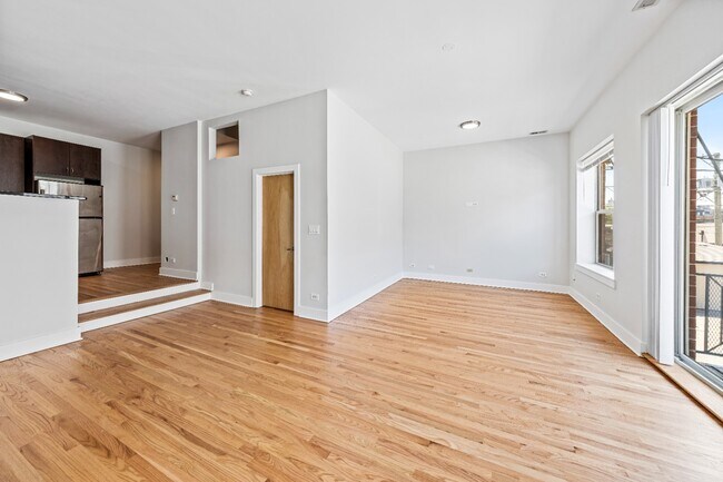 Building Photo - 2 bed 2.5 bath Logan Square Duplex