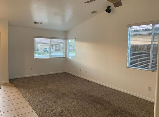 Building Photo - Beautiful and spacious 3 bedroom!