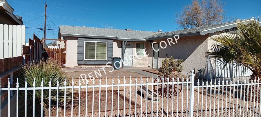 Foto principal - 4 Bedroom Home for Rent in Barstow