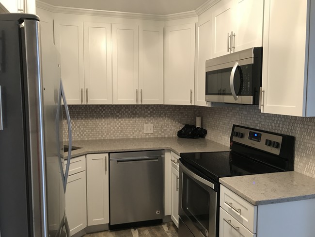 Newly renovated kitchen. Kraftmaid cabinets - 748 Feura Bush Rd