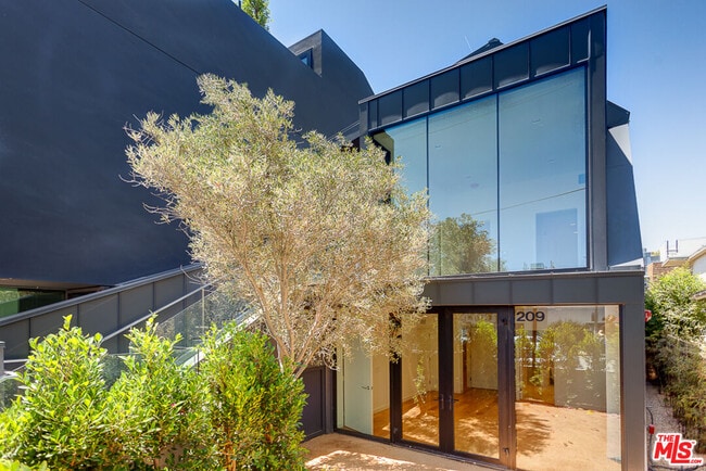 Foto del edificio - 209 Hollister Ave