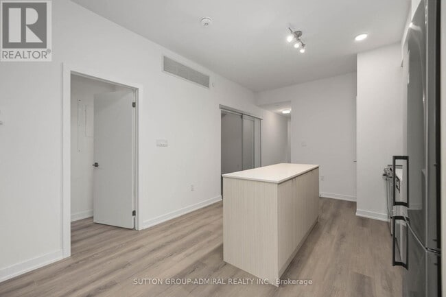 Photo du bâtiment - 2433 Dufferin St