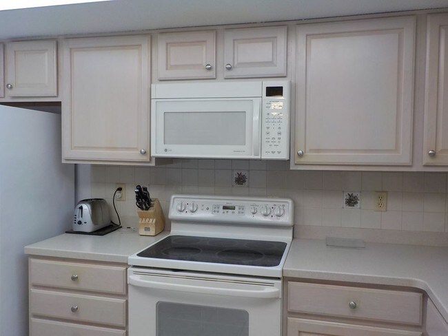Building Photo - 752 Avenida Estancia
