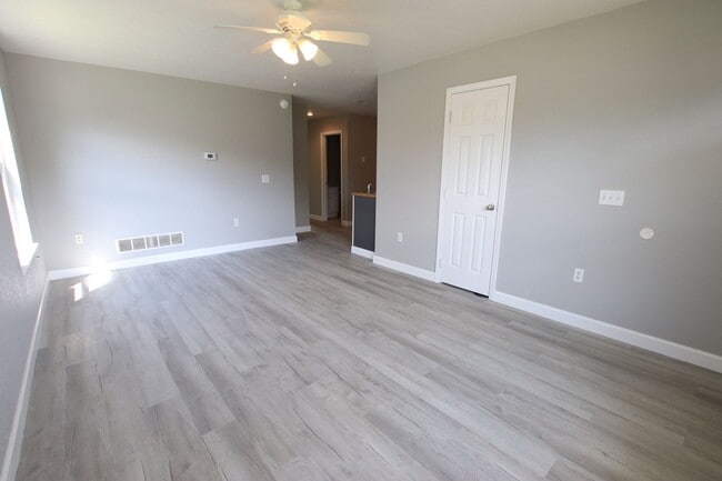 Building Photo - 709 Elliott Ln