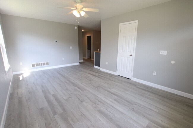 Foto del edificio - 709 Elliott Ln