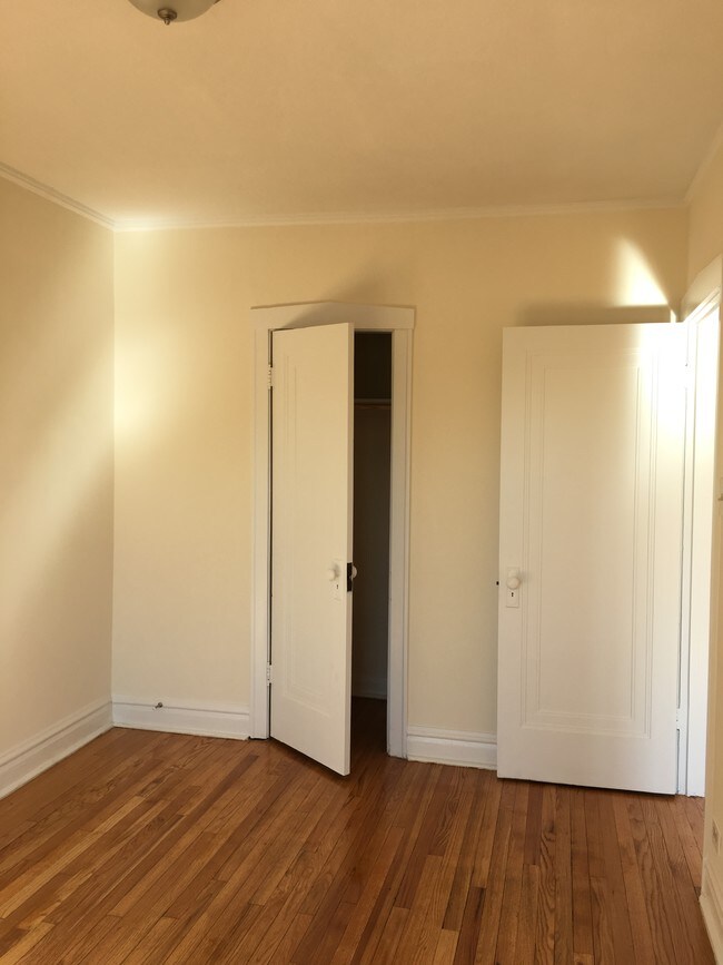 Foto del edificio - 3144 N Laramie Ave