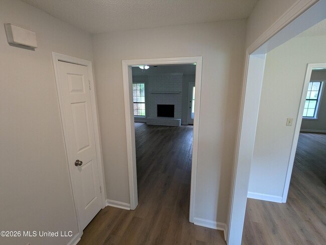 Building Photo - 5640 Ingleside Dr