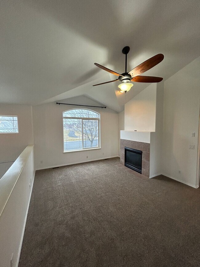 Building Photo - Lovely and spacious 5 bedroom 3 bath Post Falls Home.