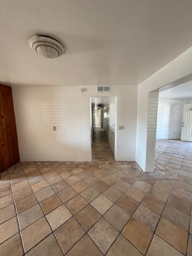 Building Photo - HOLIDAY MOVE IN SPECIAL! Central- 3 bedroo...