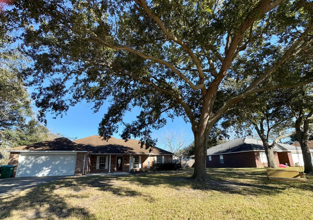 Primary Photo - Comfortable 3-Bedroom Home with Pool Near ...