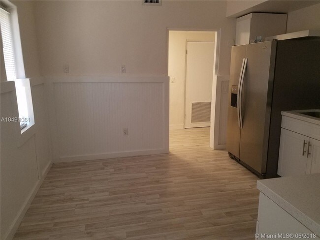 Building Photo - 2822 Pine Tree Dr