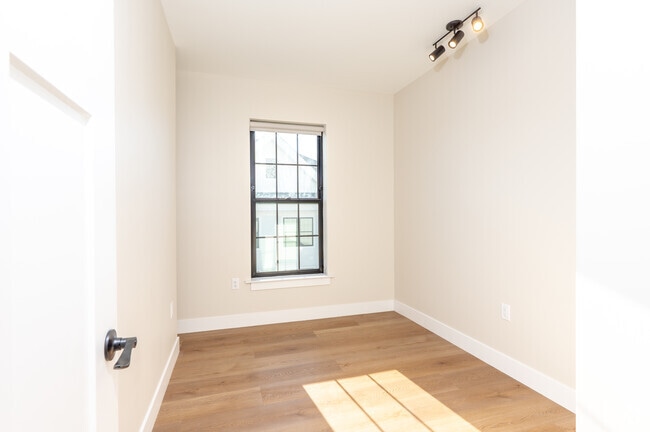 1BD, 1BA - 870SF - Den - Overland Crossing