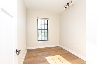 1BD, 1BA - 870SF - Den - Overland Crossing