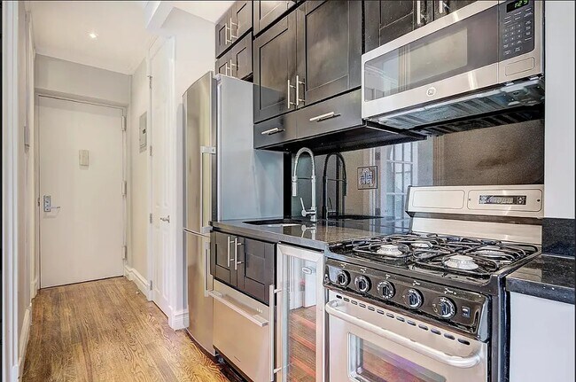 Building Photo - 434 W 52nd St