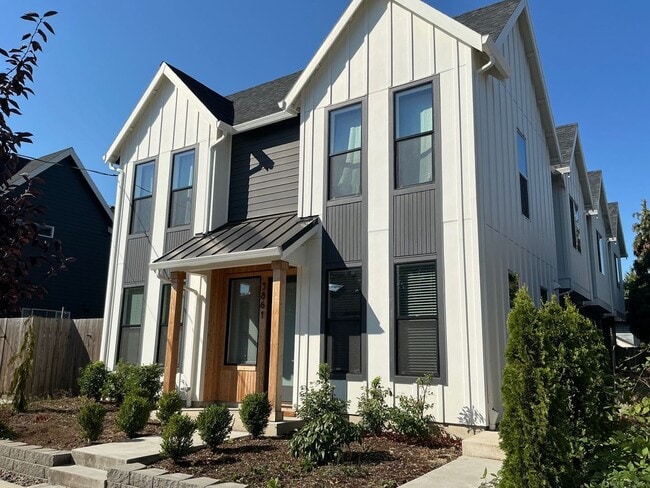 Building Photo - 3857 SE 28th Ave