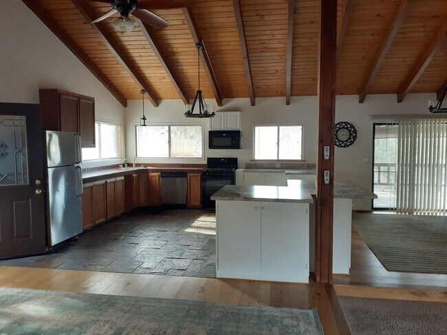 Foto del edificio - Charming 3-Bedroom / 3 Bathroom Home in Pi...