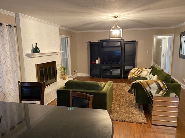 Foto del edificio - 1706 Pineknoll Ln