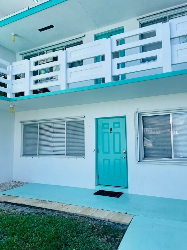 Building Photo - 2304 Lake Osborne Dr