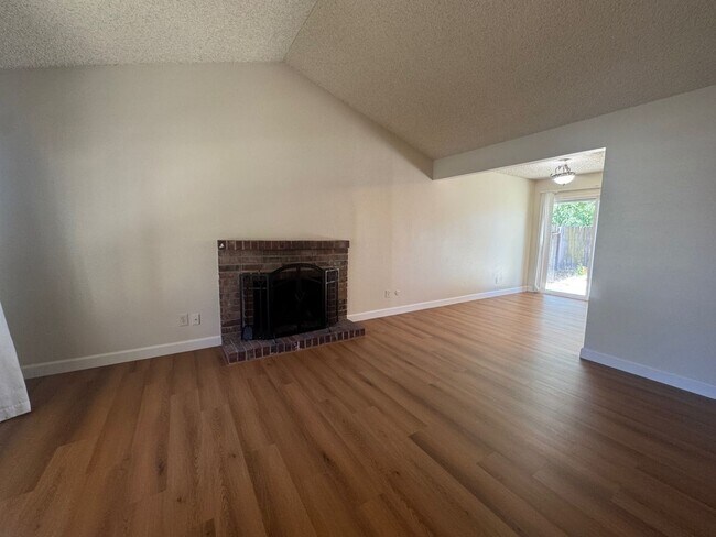 Foto del edificio - Recently Remodeled Four Bedroom Rosemont Home with Large Backyard!