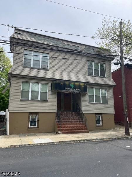 Primary Photo - 94 S Devine St