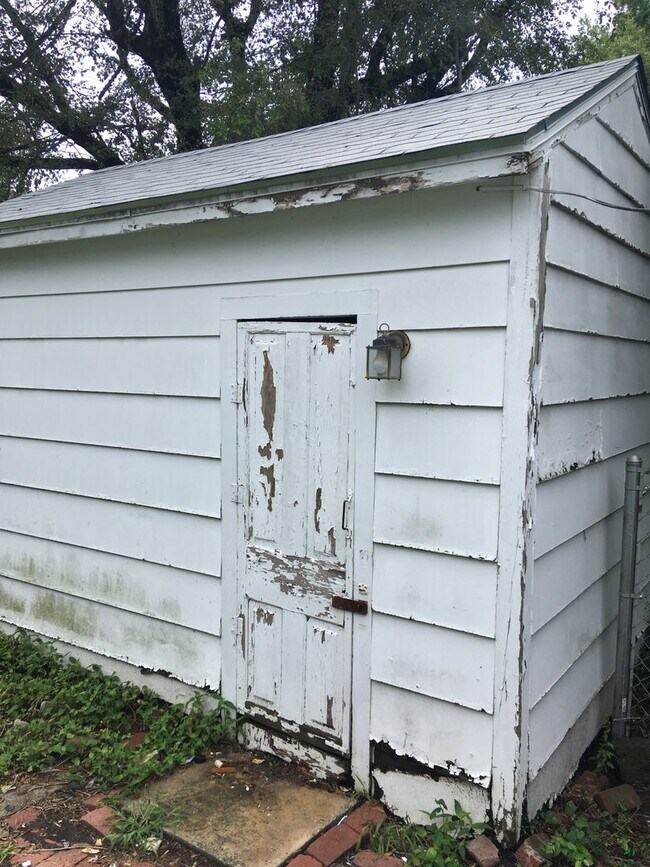 Building Photo - $699 - 2 bed 1 bath - Single Family Home