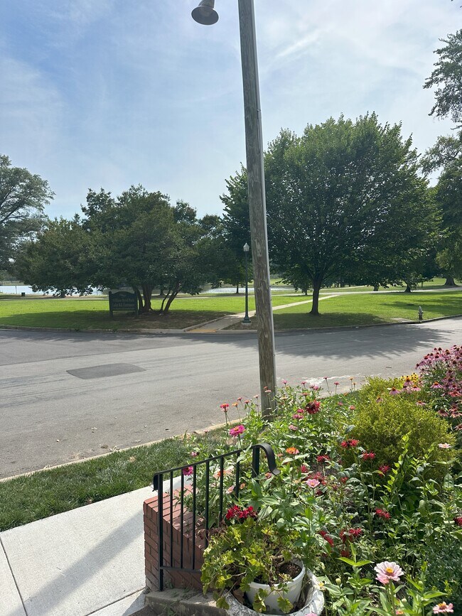 Foto del edificio - 2124 Lakeview Ave