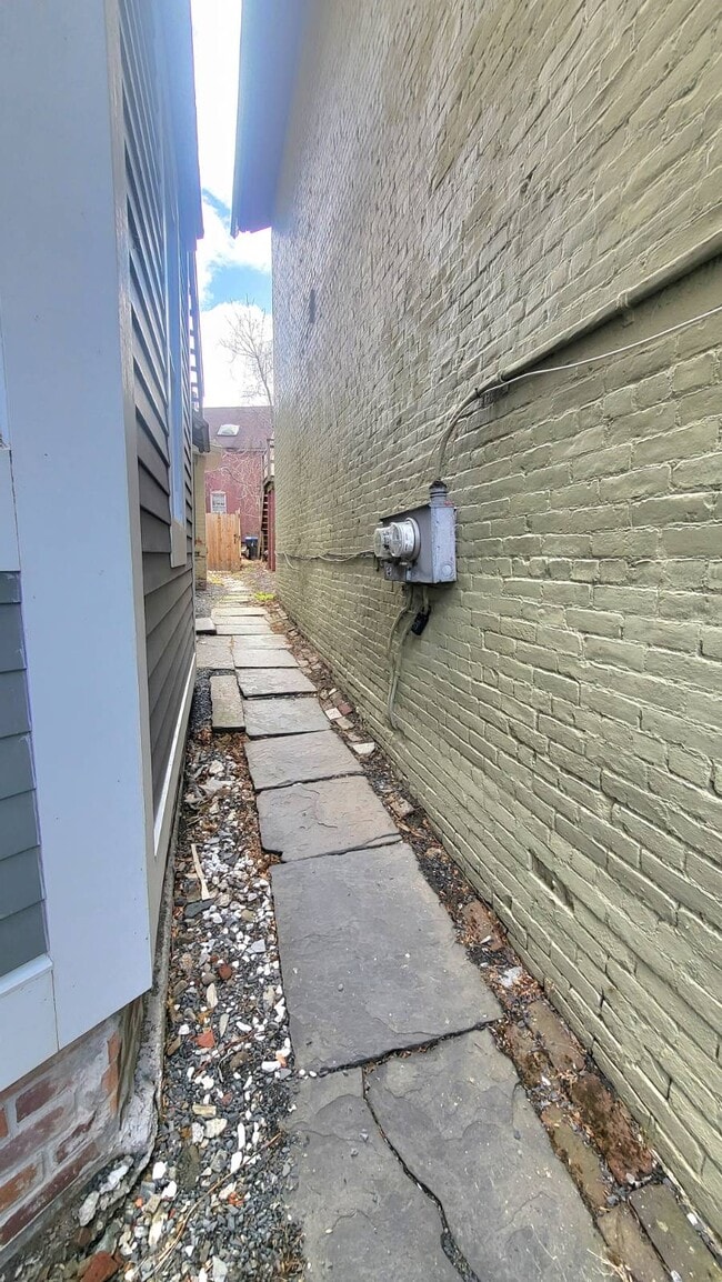 Building Photo - 12 Davies Pl