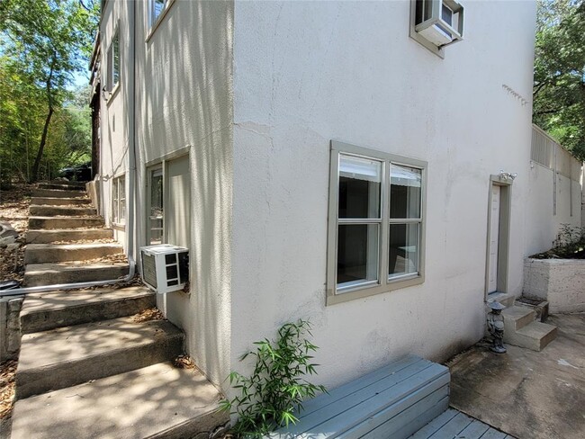 Foto del edificio - 1403 Windsor Rd