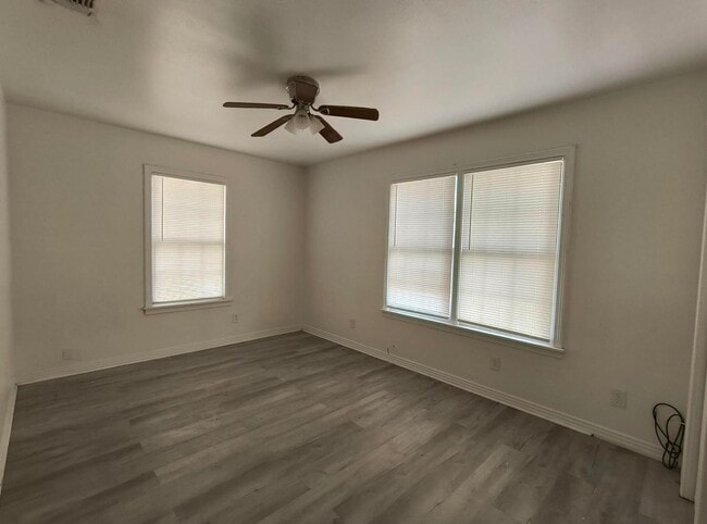 Building Photo - Lovely 2 bedroom, 1 bath home with large b...