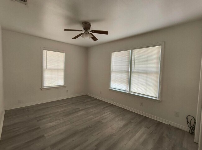 Foto del edificio - Lovely 2 bedroom, 1 bath home with large b...