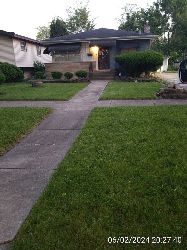 Foto principal - 1745 W 163rd St