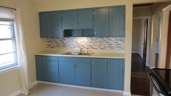Kitchen - 1248 Schiller Ave