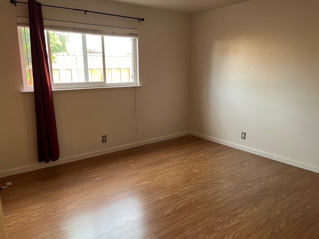 Building Photo - 527 Tyrella Ave