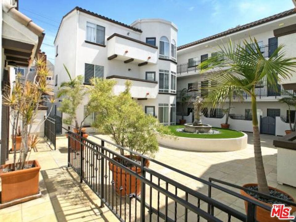 Foto principal - 10560 Santa Monica Blvd