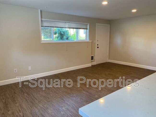 Building Photo - 325 5th Ave S