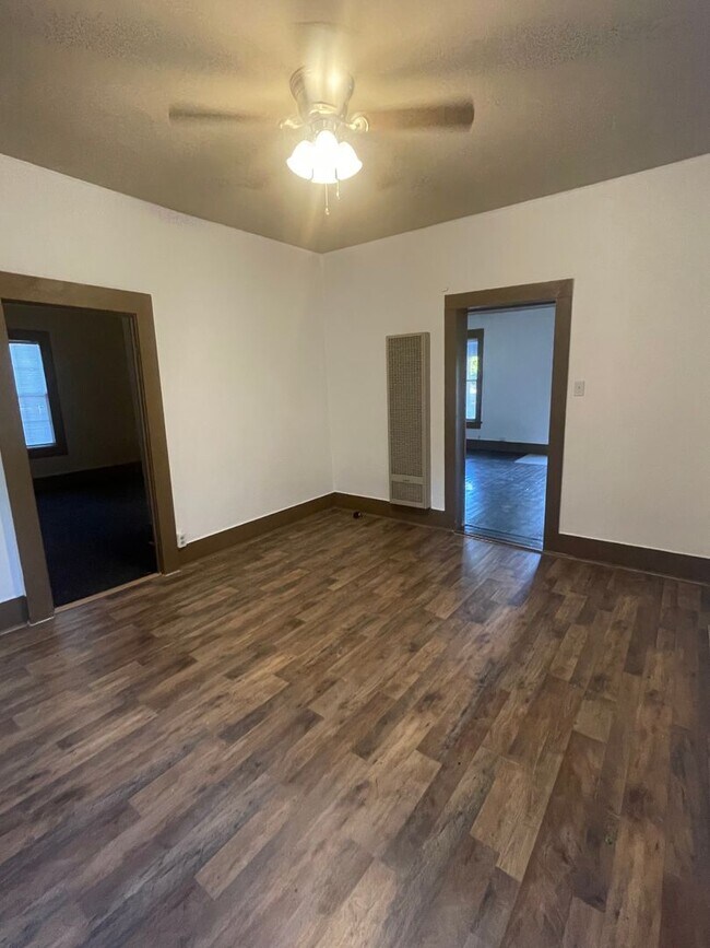 Building Photo - 2 Bedroom Rental $900/month