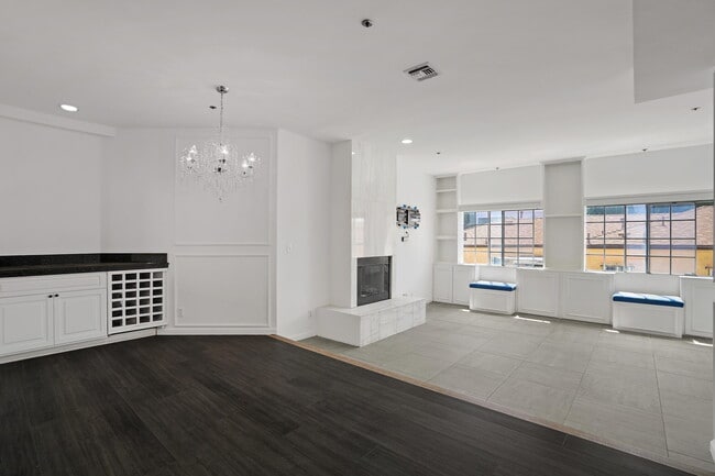 Building Photo - 850 N Poinsettia Pl