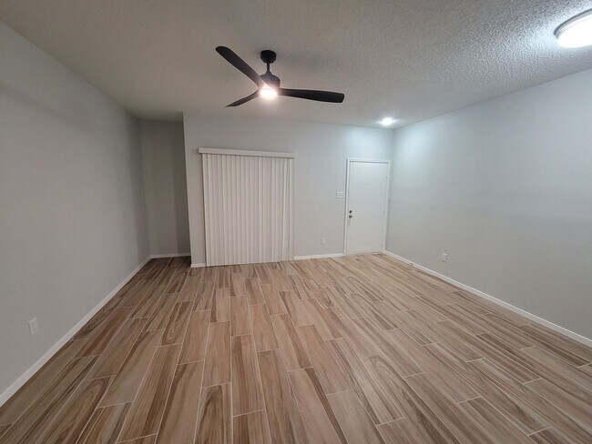 Foto del edificio - 7093 N Holiday Dr