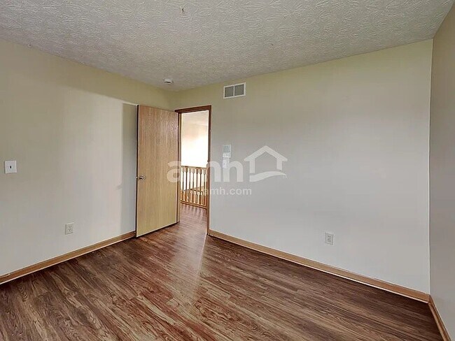 Foto del edificio - 452 Crestmoore Dr
