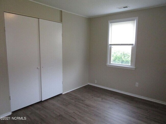 Building Photo - Nice 2 Bedroom 1 Bath Duplex, Centrally Lo...