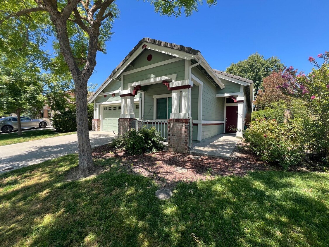 Foto principal - Laguna West 4 Bed, 2 Bath Home