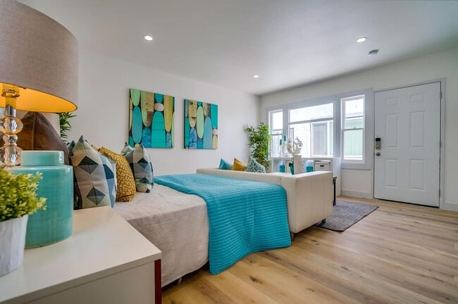 Building Photo - 1208 Daisy Ave