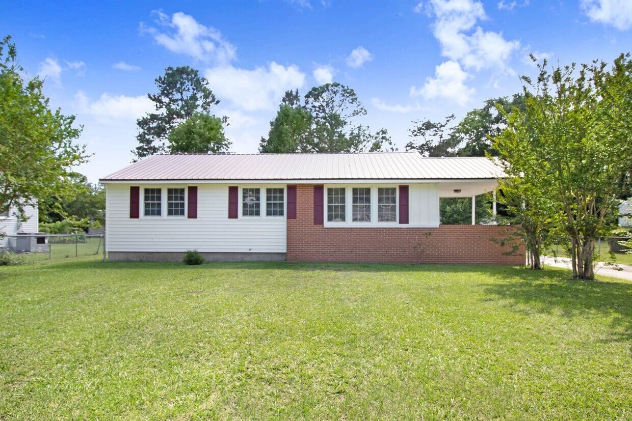 Foto principal - ADORABLE 3 BR | 1 BA HOME - 2 Car Detached...
