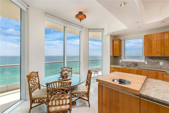 Building Photo - 16051 Collins Ave