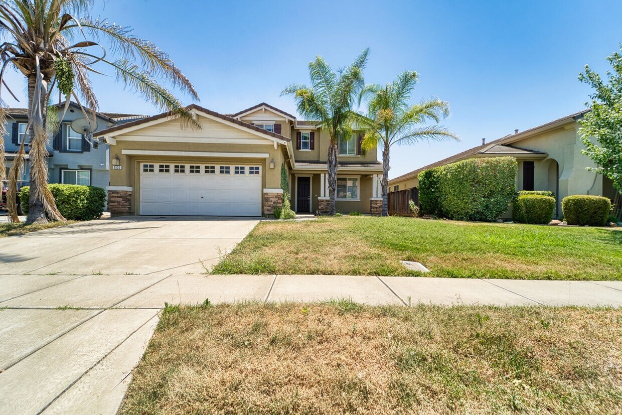 Primary Photo - Spacious 4-Bedroom Home with Den – North Y...