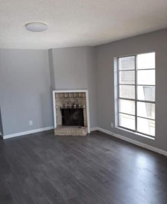 Building Photo - 2800 LOVELL DR #B