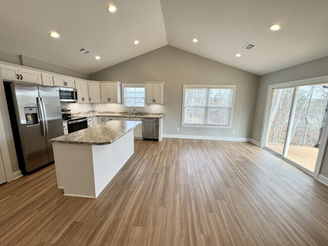 Building Photo - Charming 3-bedroom home ready to welcome its first family!