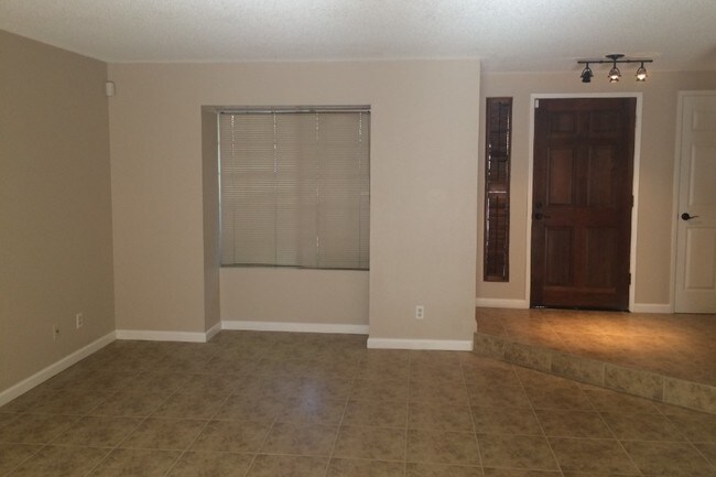 Sala de estar/puerta del frente - 4732 E Alamos Ave