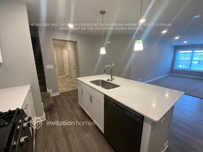 Building Photo - 10902 Everest Pl N