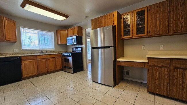 Foto del edificio - Spacious 5-Bedroom Ranch with Finished Basement & Oversized Garage!